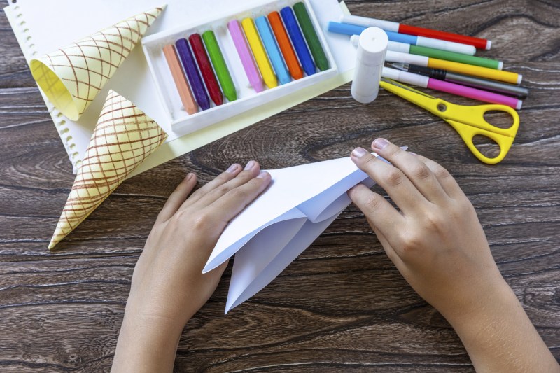 Un tânăr de 14 ani a descoperit un model de origami care poate susține o greutate de 10.000 ori mai mare decât a sa