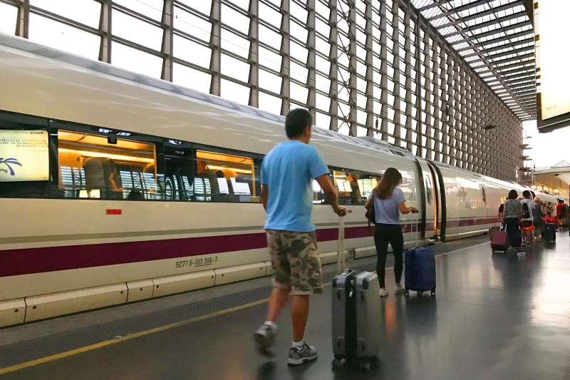 Spania vrea să lege cele mai mari orașe ale sale cu o linie de tren de mare viteză ce există doar în China