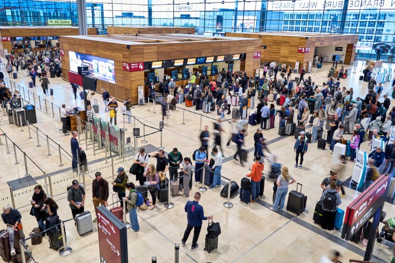 Zboruri suspendate timp de aproape două ore la aeroportul din Berlin, după o alertă cu drone