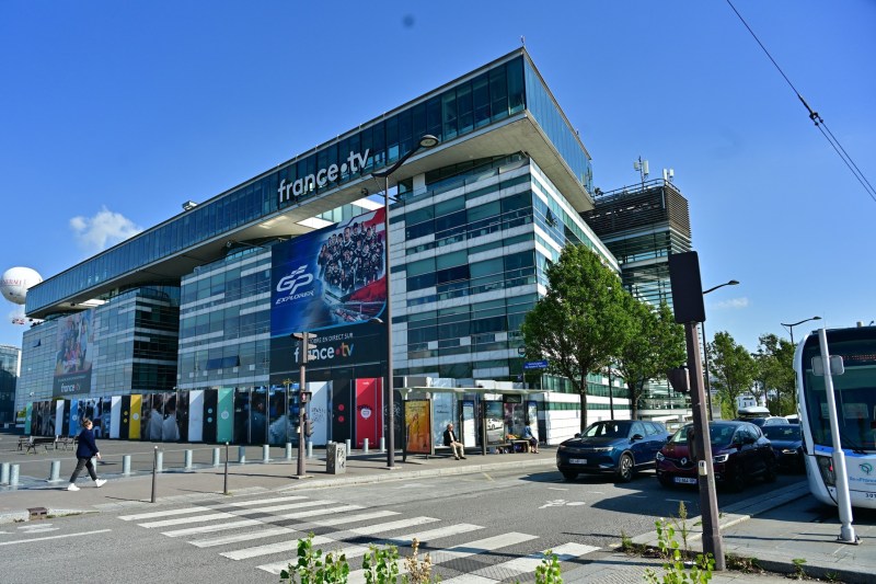 VIDEO Sediul France Televisions din Paris, evacuat după o alertă cu bombă. Emisia franceinfo, întreruptă în direct