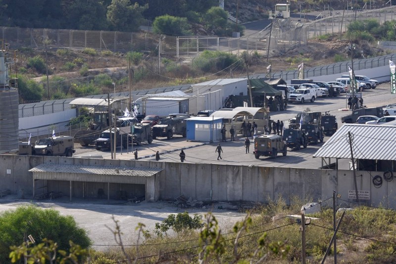 „Este mult prea crud”. Viața din interiorul închisorii subterane din Israel, unde palestinienii închiși fără acuzații nu văd lumina zilei