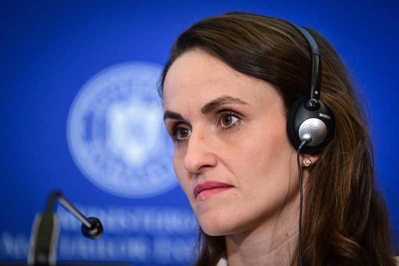 Benzinăriile Lukoil „pot funcționa legal” până în aprilie 2026. Șefa MAE explică implicațiile deciziei luate joi de SUA