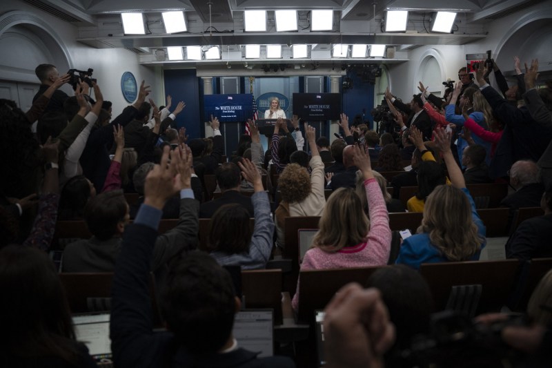 Noi restricţii pentru jurnalişti la Casa Albă. Acuzați că „înregistrează în secret imagini video şi audio”, ei nu mai au voie într-o cameră de lângă Biroul Oval