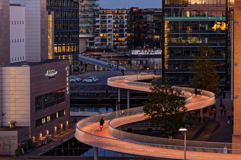 Podul suspendat pentru biciclete Cykelslangen din Copenhaga, septembrie 2025. Foto: Imago / Profimedia