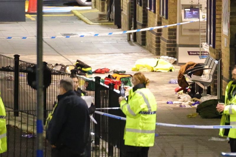 FOTO Trenul groazei din Anglia. Când a auzit „fugiți, fugiți, e un tip care înjunghie pe toată lumea”, un martor a crezut că este o farsă de Halloween