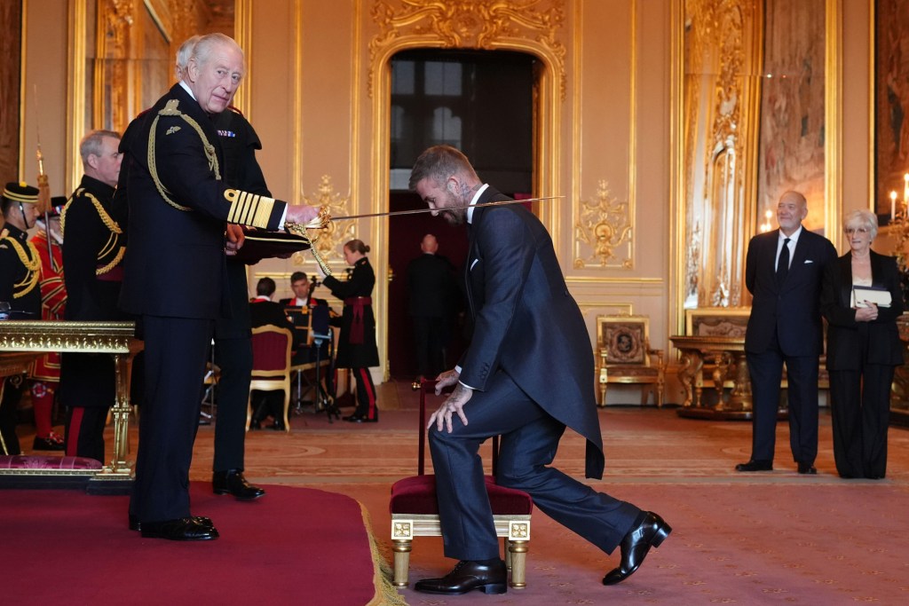 David Beckham este înnobilat cu titlul de cavaler de către Regele Charles al III-lea, 4 noiembrie 2025. Foto: Jonathan Brady, PA Images / Alamy / Profimedia