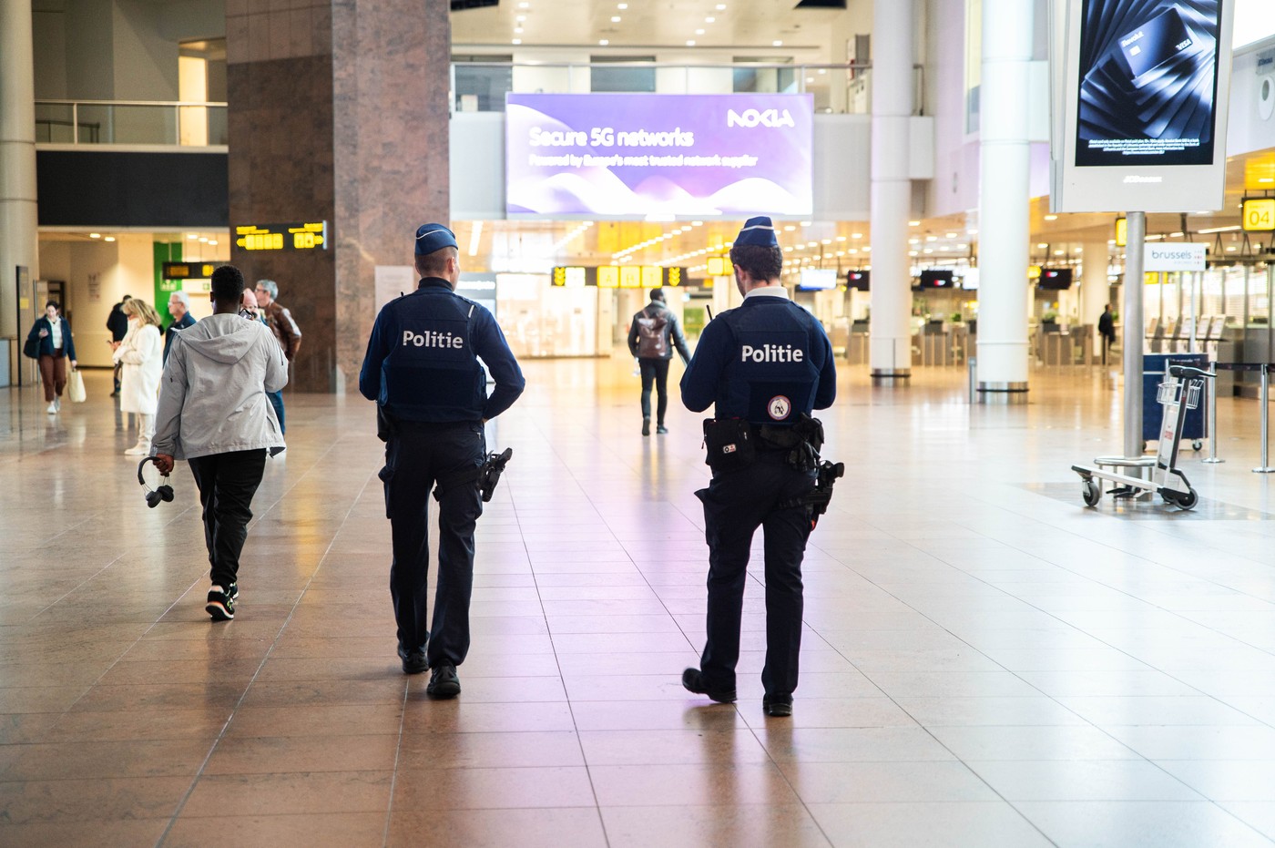 Patru polițiști din Bruxelles, ținta unui bărbat care a vrut să intre în ei cu mașina. Automobilul a lovit și un vehicul al poliției