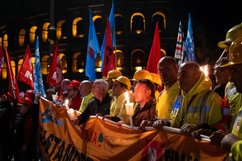 „Destule morți la locul de muncă”. Marș cu torțe la Roma în memoria lui Octav Stroici, muncitorul român mort sub dărâmăturile Torre dei Conti la Roma