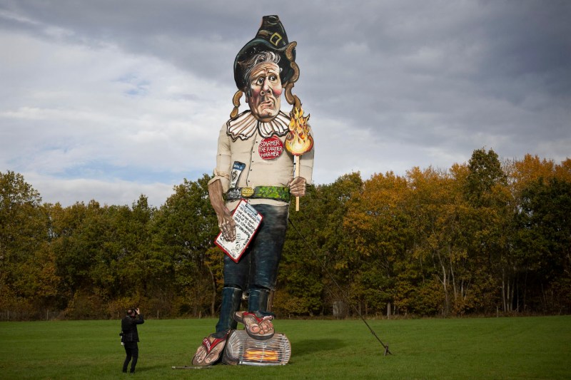 Un orășel din Anglia a construit o efigie de 11 metri a premierului Sir Keir Starmer pentru a-i da foc