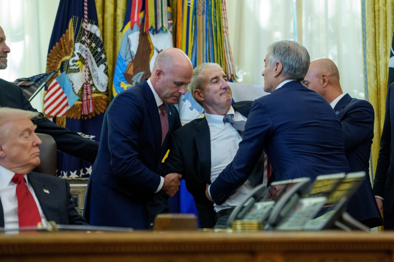 VIDEO Un director executiv a leșinat în Biroul Oval, în timpul unei conferințe de presă despre medicamente. Cum a reacționat Trump