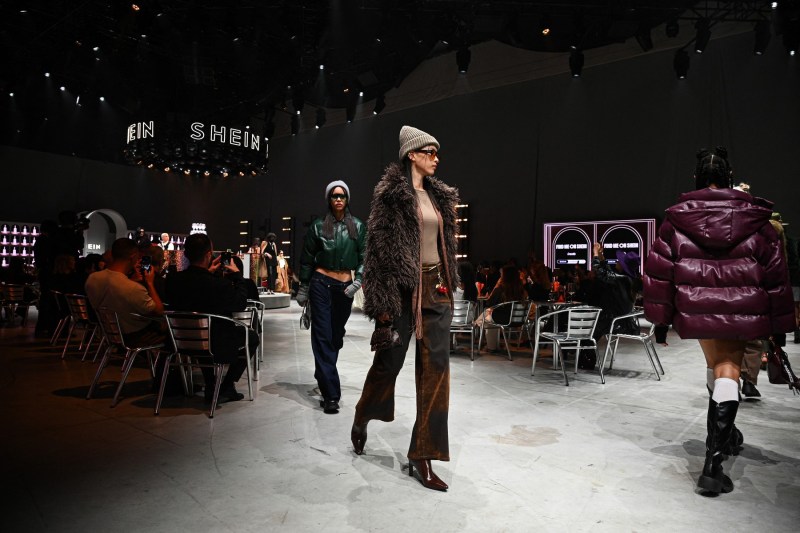 Shein și Temu, luate în vizor în Italia: Taxă pe coletele ieftine din China