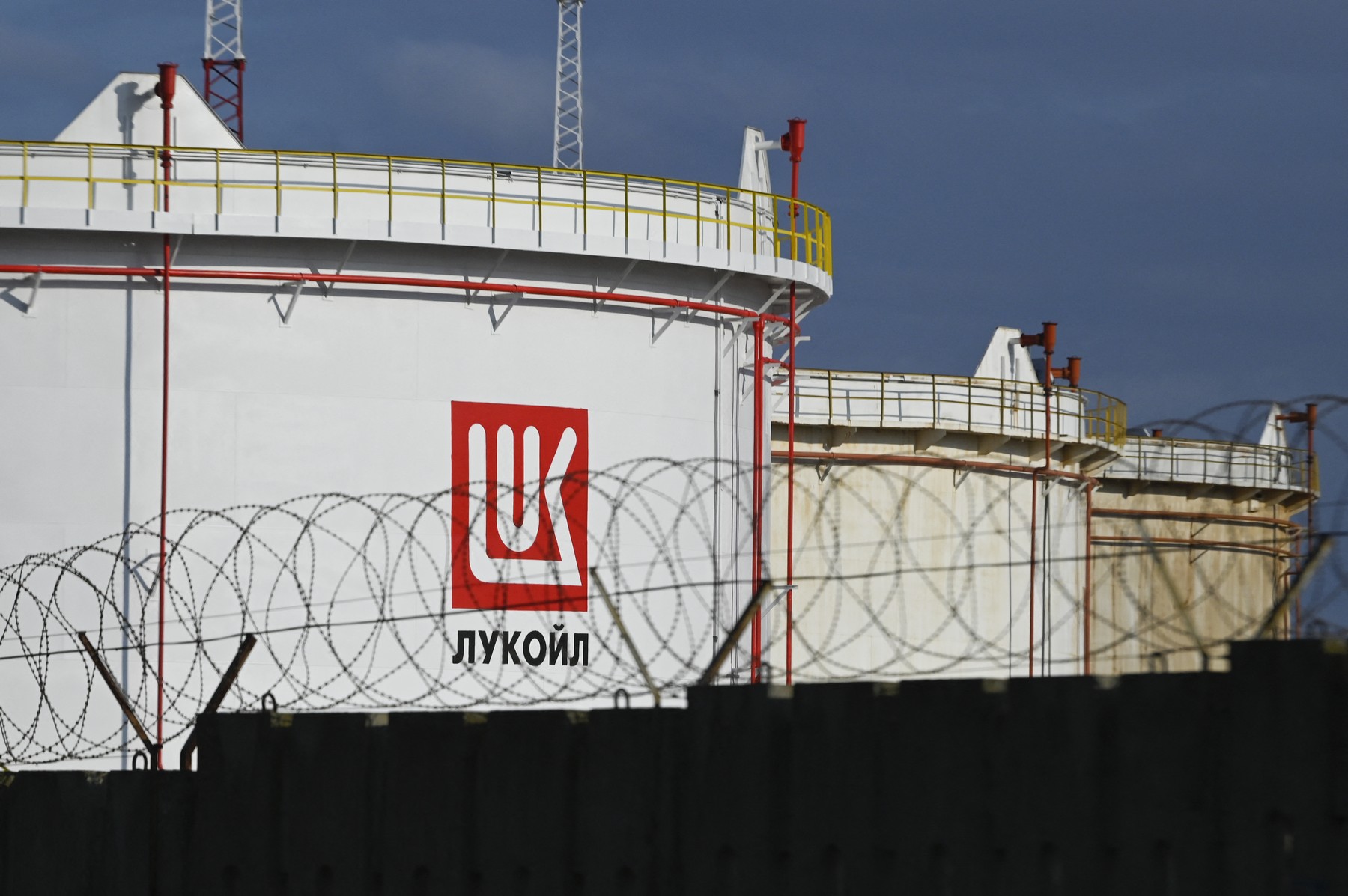 Ce fac România și Bulgaria în cazul Lukoil. Autoritățile bulgare au luat rapid o decizie privind gigantul petrolier rusesc aflat sub sancțiunile SUA / Guvernul României amână