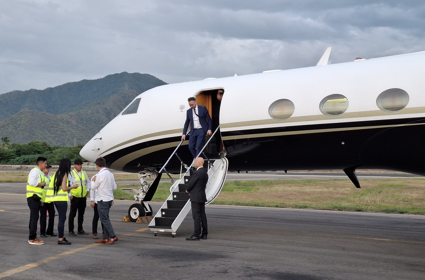 Un avion în care se afla un ministru, nevoit să aterizeze de urgență din cauza unor probleme tehnice