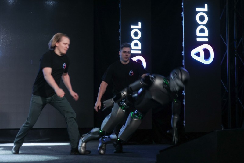 Primul robot umanoid rus dotat cu inteligenţă artificială s-a prăbuşit pe scenă în câteva secunde – VIDEO