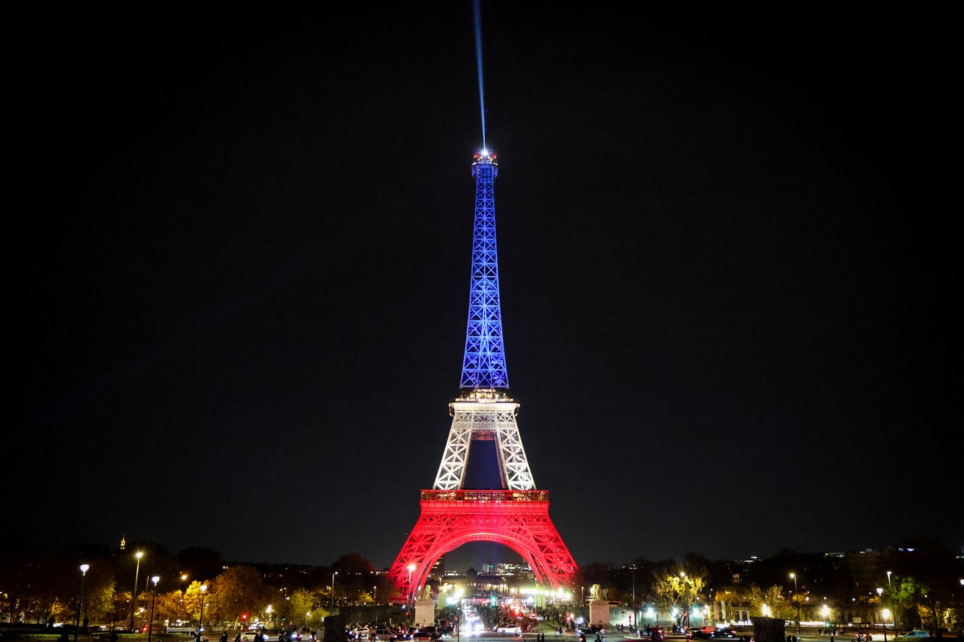 Turnul Eiffel, luminat în culorile drapelului francez pentru a marca 10 ani de la atentatele teroriste din 13 noiembrie 2015