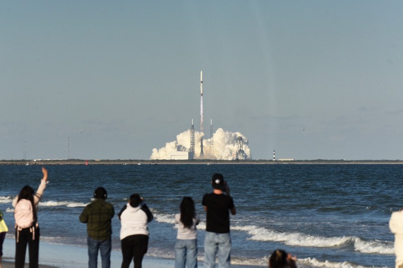 VIDEO „O zi istorică pentru Blue Origin”: Compania spațială a lui Jeff Bezos a lansat o misiune către Marte și a recuperat în premieră propulsorul rachetei New Glenn