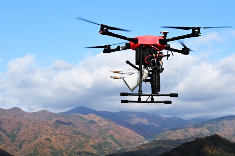 Japonezii încearcă să rezolve cu drone care latră una dintre problemele cu care se confruntă și românii.  În plus, niponii au ajuns să apeleze și la soldați: „Suntem depășiți de numărul urșilor”