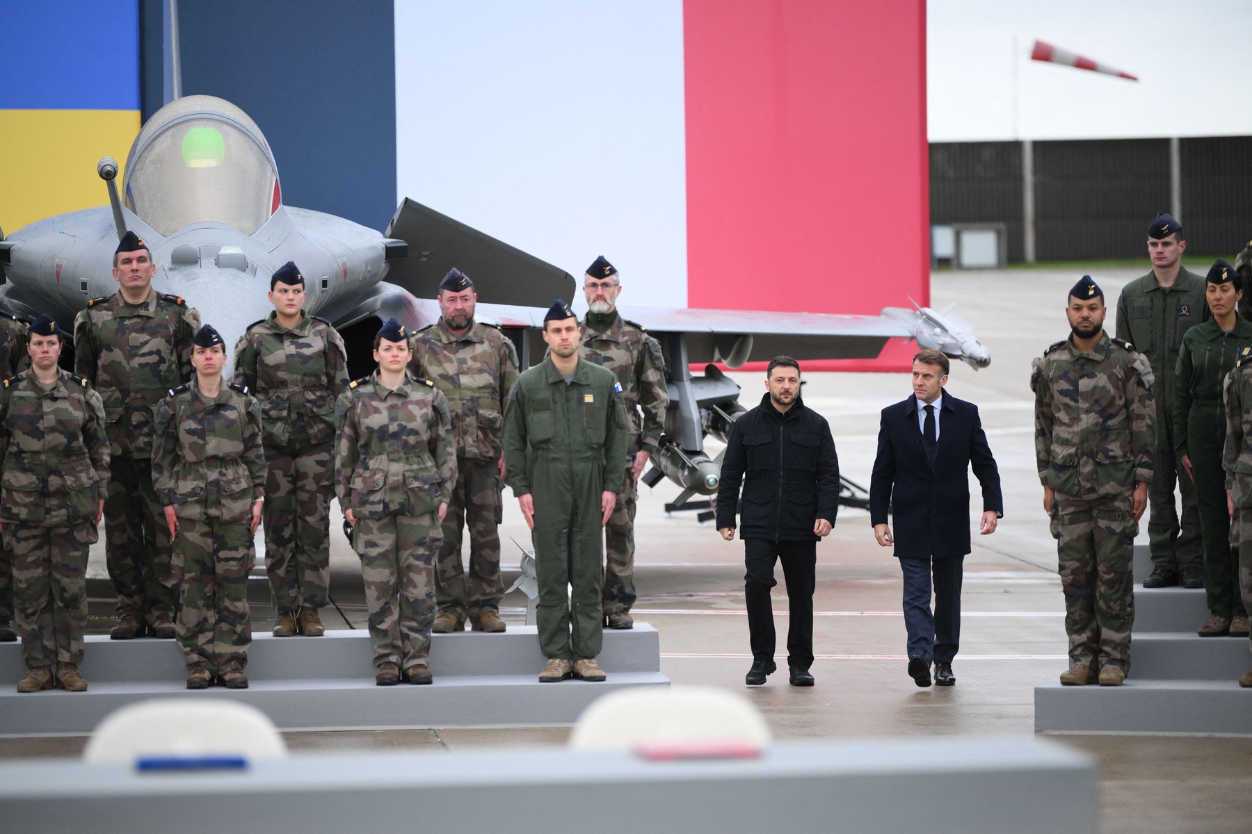 Ucraina va cumpăra 100 de avioane Rafale din Franța
