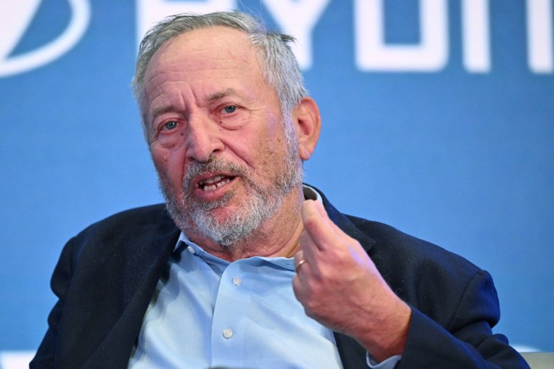 Fostul președinte al Universității Harvard, Larry Summers, se retrage din funcțiile publice după publicarea e-mailurilor lui Epstein