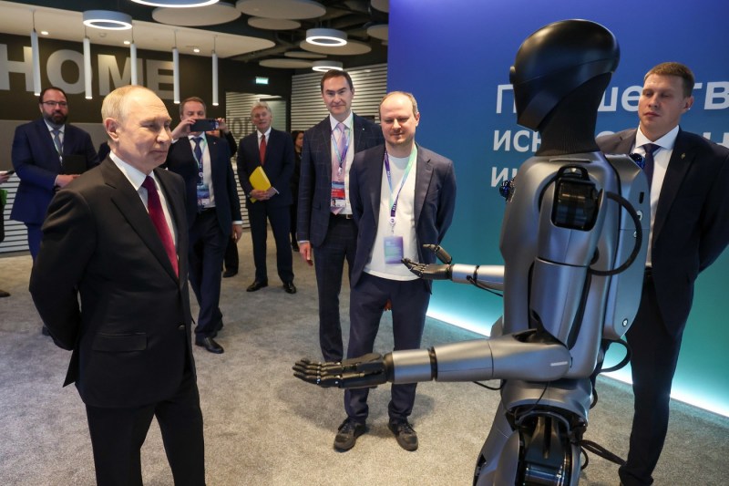 VIDEO Imagini cu Vladimir Putin, față în față cu un robot umanoid, după eșecul de la lansarea unei alte mașinării dotată cu AI. Ce i-a spus liderul rus