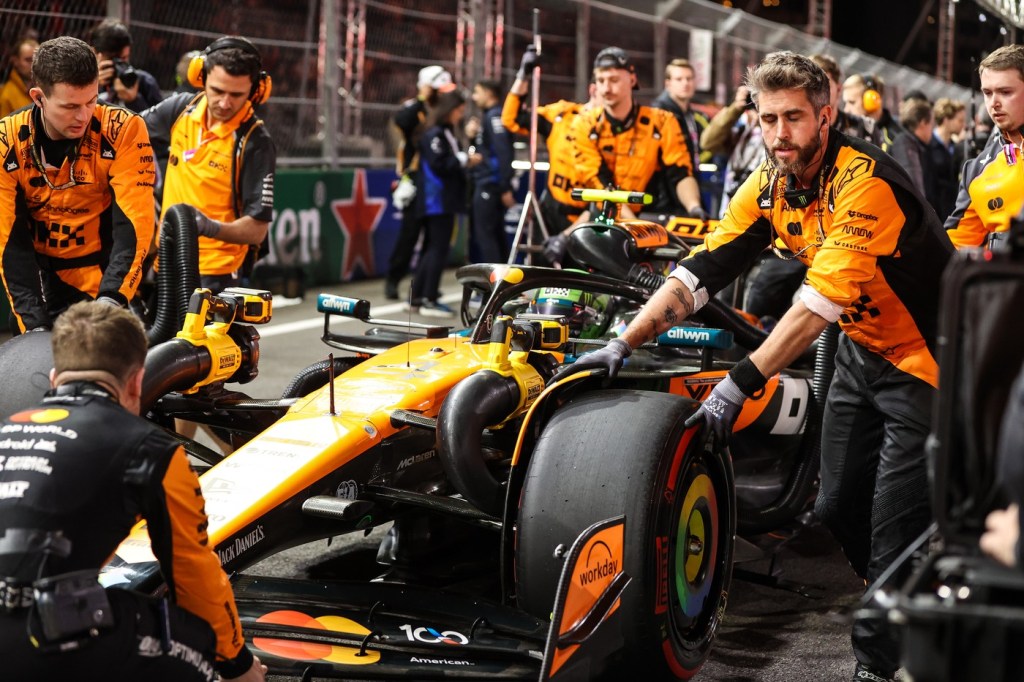 Lando Norris, liderul actual în clasamentul piloților la Formula 1, în monopostul McLaren, înainte de cursa din Las Vegas Foto: Profimedia