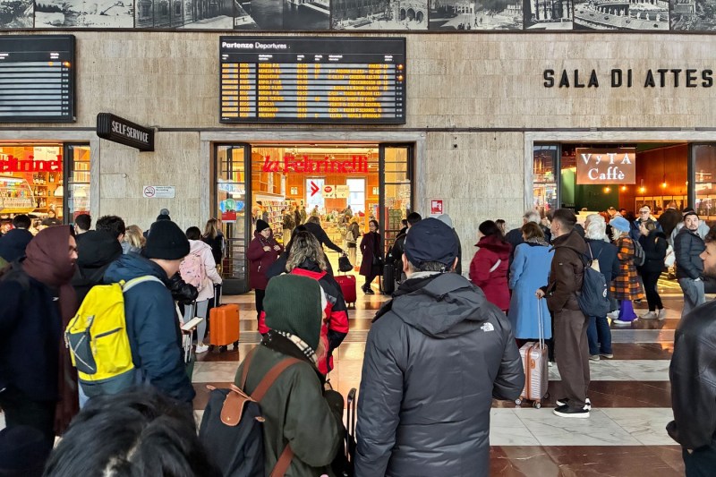 Italia, paralizată de o grevă generală. Transportul public, aerian și feroviar va fi afectat / Avertisment MAE pentru români