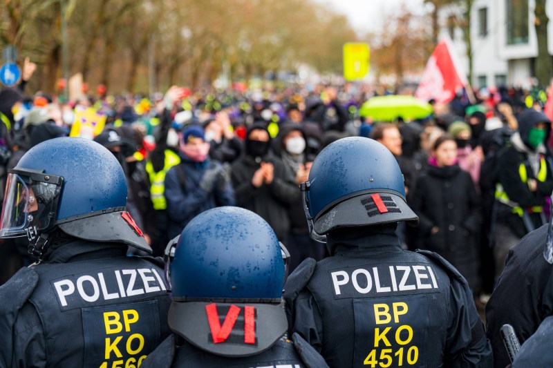 VIDEO AfD și-a lansat o nouă organizație de tineret, întâmpinată cu proteste violente. Un deputat a fost rănit
