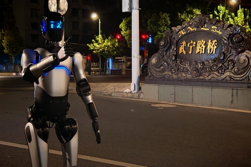 VIDEO Semnal în „lupta” oameni-roboți: Un robot umanoid a mutat direct 100.000 containere într-un depozit