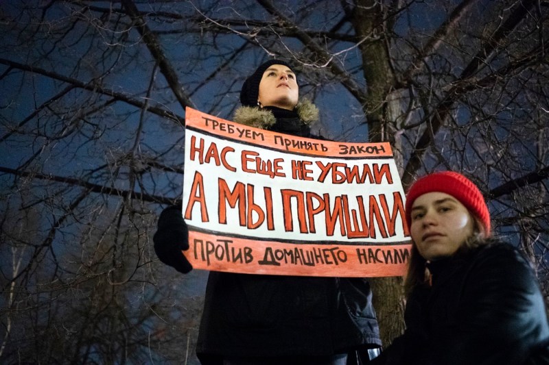 INTERVIU. „Donatorilor din Rusia le este frică să ne sprijine”. De ce s-a închis organizația din Rusia care a ajutat peste 10.000 de victime ale violenței domestice