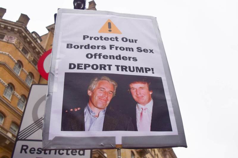 „Desigur că știa despre fete”. Trump, menționat repetat în mesajele private ale infractorului sexual Epstein, acum dezvăluite / Ce a spus acesta despre președinte