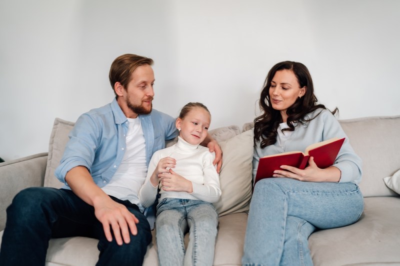 Relațiile pozitive în familie se construiesc din primii ani și ajută copiii toată viața. 5 sfaturi valabile inclusiv pentru părinți care au crescut în medii toxice