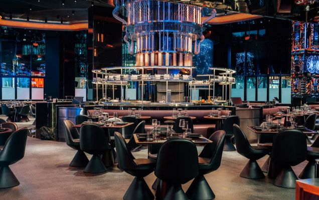 „Tartar de dinozaur” și holograme: un „bucătar AI” din Dubai stârnește curiozitate și scepticism