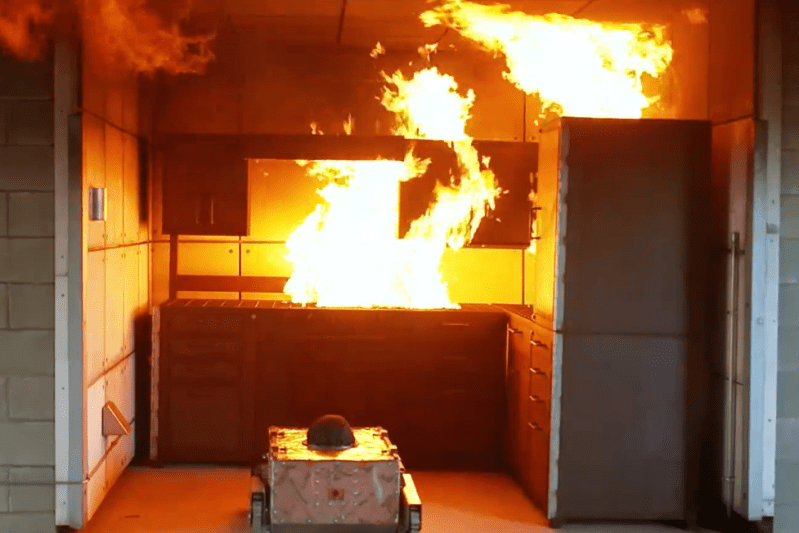 Studenți americani au creat un robot care rezistă la peste 600 de grade Celsius și care ar putea revoluționa viitorul pompierilor