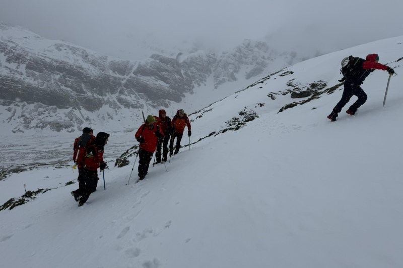 Salvamontiștii suspendă temporar căutarea tânărului dispărut în Bucegi: „În unele locuri, zăpada depășește doi metri”