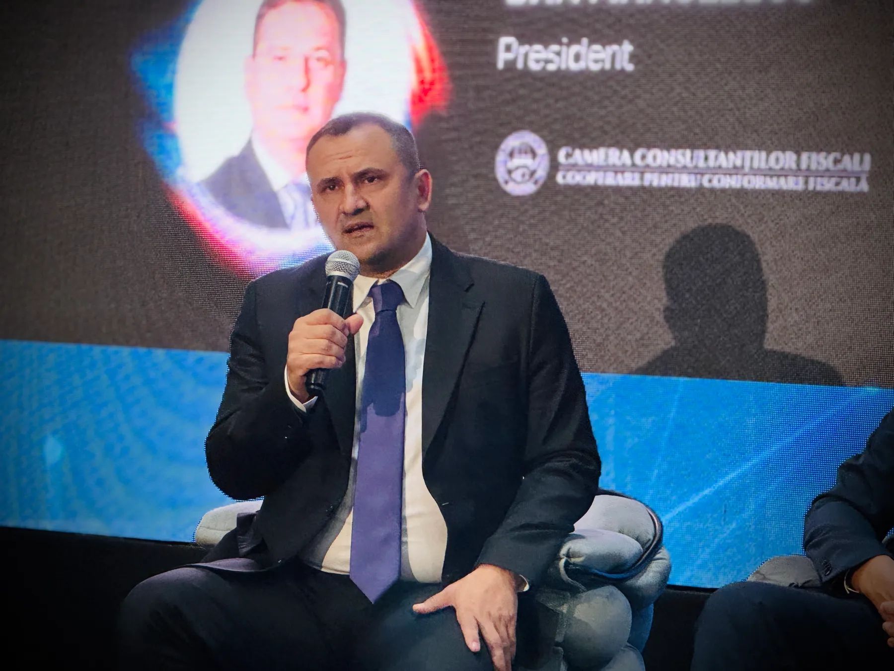 Adrian Nicușor Nica prezentând strategia ANAF pentru controale fiscale concentrate pe industrii cu risc fiscal ridicat în 2026 | sursa foto: HotNews
