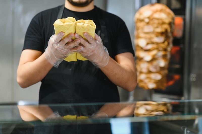 VIDEO Coadă imensă la shaorma gratuită în Brașov. Sute de oameni au blocat un trotuar