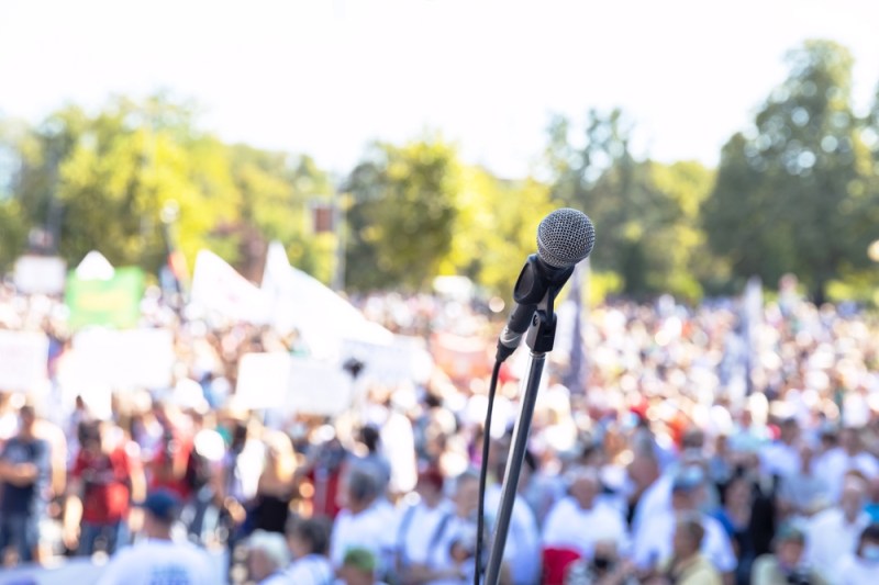 Miting politic. Fotografie ilustrativă de wellphoto / Shutterstock