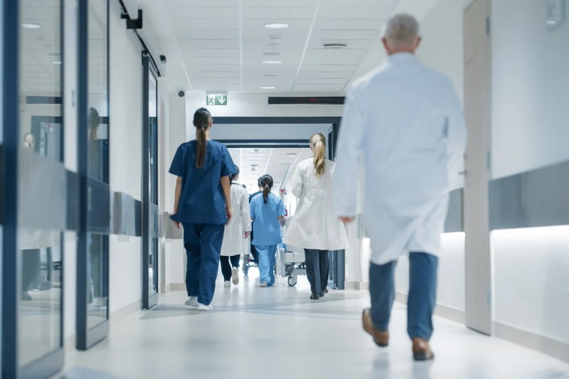 De ce pleacă medicii tineri din România? Aproape jumătate dintre rezidenți nu au încredere în calitatea pregătirii medicale pe care o primesc