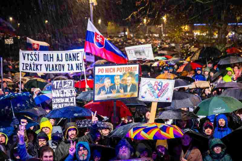 „Revoluția cretei”. Cum s-a transformat un protest al studenților din Slovacia în cea mai mare manifestație împotriva guvernului Fico din ultimii ani