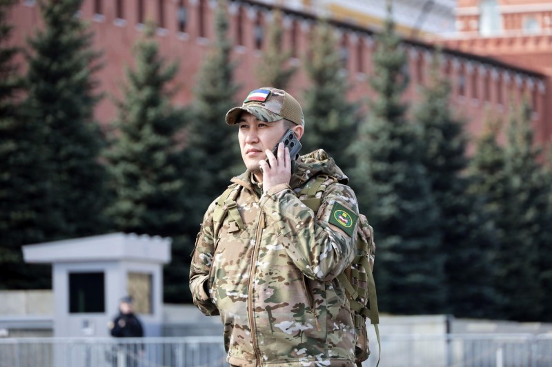 Rușii care se întorc în țară nu mai pot să-și folosească telefoanele 24 de ore. Măsura autorităților a dat naștere la conspirații