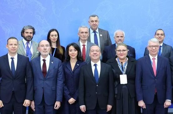 Europarlamentara Diana Șoșoacă, umăr la umăr cu Dimitri Medvedev, care a amenințat frecvent Uniunea Europeană, NATO și România