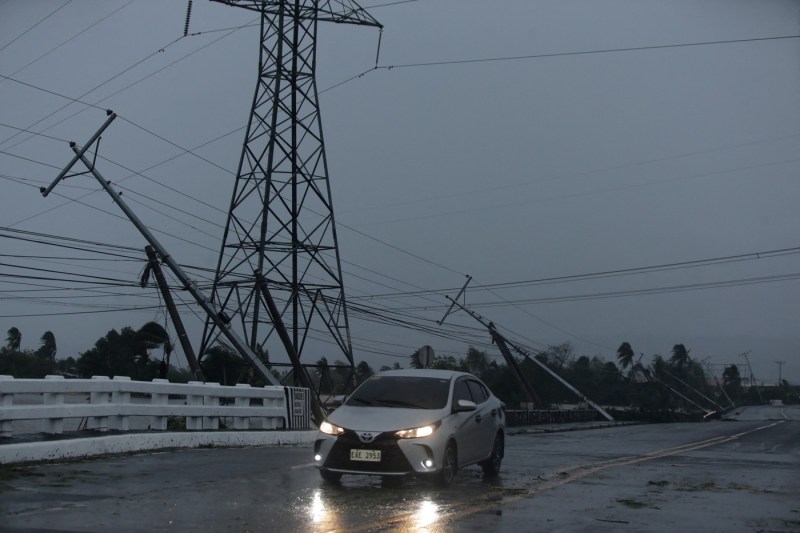 VIDEO Supertaifunul Fung-wong a lovit Filipine cu rafale de vânt de 230 km/h. Peste un milion de persoane evacuate