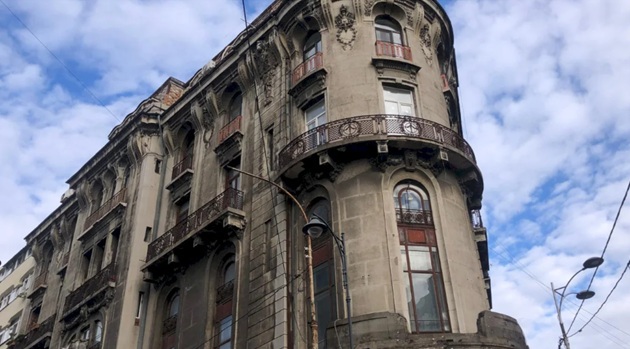 Clădirea Teatrului Foarte Mic are o foarte mare bulină roșie. Pentru cine a fost construit edificiul cu minunate elemente Art Nouveau