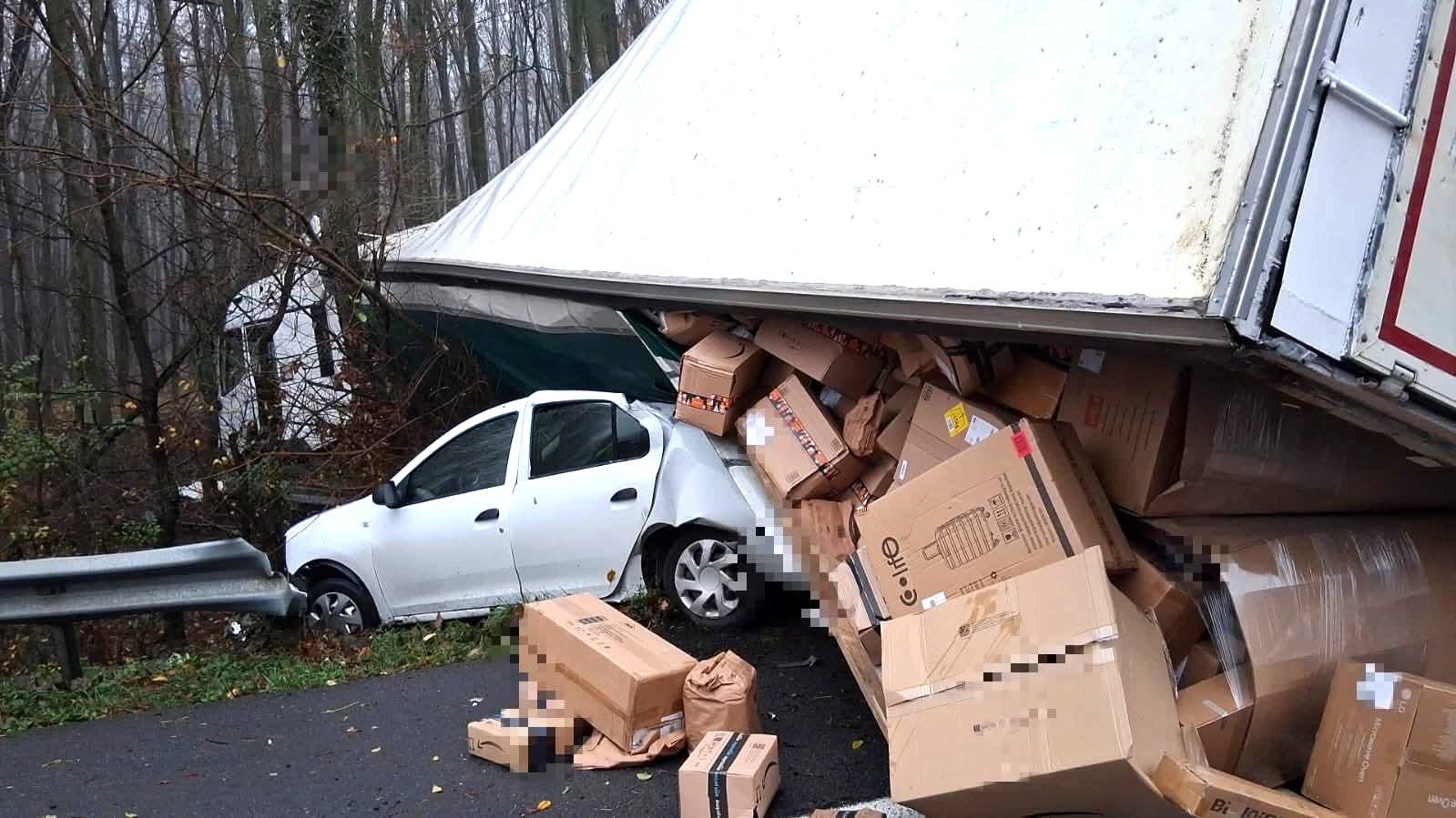 Un TIR încărcat cu colete a acroşat un autoturism, după care s-a răsturnat peste altul, staţionat pe banda de urgenţă, pe autostrada A1