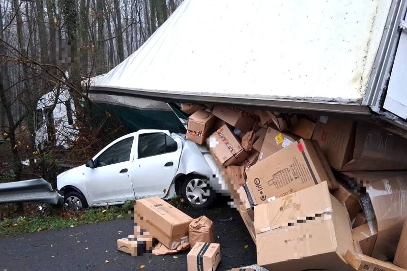 Un TIR încărcat cu colete a acroşat un autoturism, după care s-a răsturnat peste altul, staţionat pe banda de urgenţă, pe autostrada A1