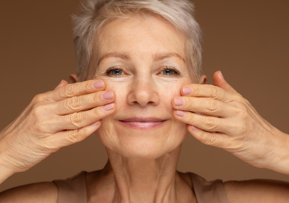 Persoanele cu o atitudine pozitivă față de îmbătrânire au o sănătate cognitivă mai bună, mai puține probleme de sănătate mintală și chiar o speranță de viață mai mare. FOTO: Shutterstock