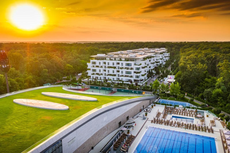 Viața de zi cu zi într-o comunitate internațională exclusivistă: cum trăiesc și interacționează rezidenții Stejarii