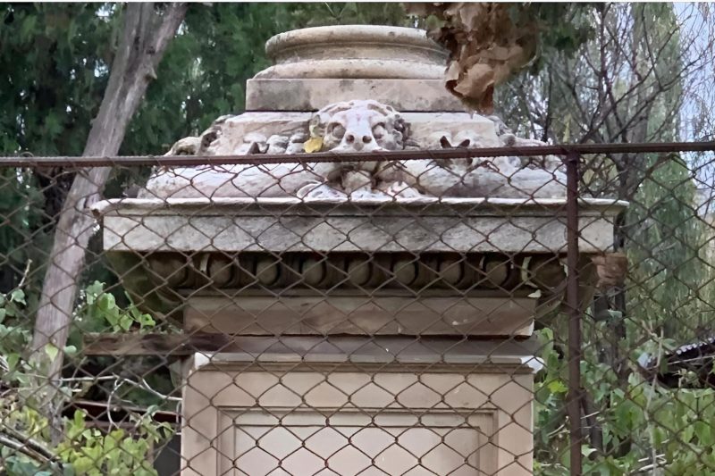 Descoperire remarcabilă și neașteptată, într-o curte din București: soclul „Coloanei cu Vultur”, capodopera lui Karl Storck 