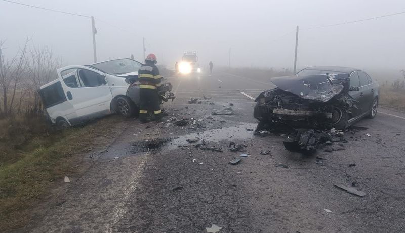 Trei persoane rănite într-un accident grav, la Sibiu. Au fost implicate două autoturisme şi un microbuz