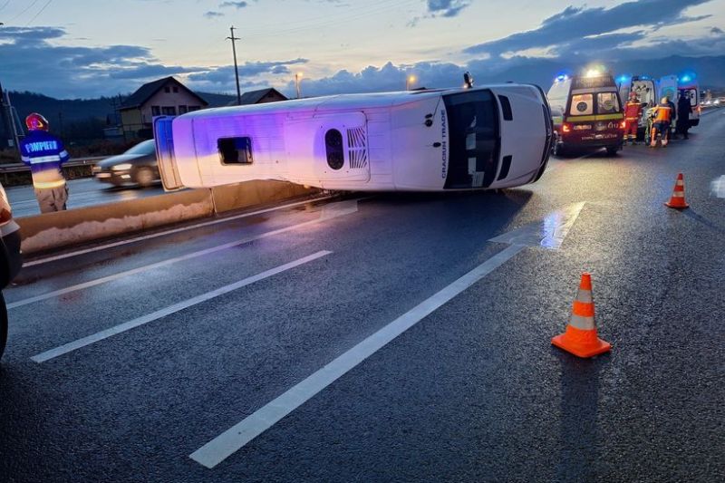 Accident între un microbuz și o mașină în Veştem, județul Sibiu. Şase femei au fost duse la spital / A fost activat Planul Roşu de Intervenţie 